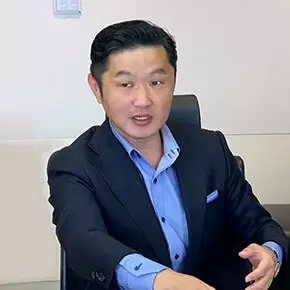 執行役員 経営企画担当　岩本 真一 様