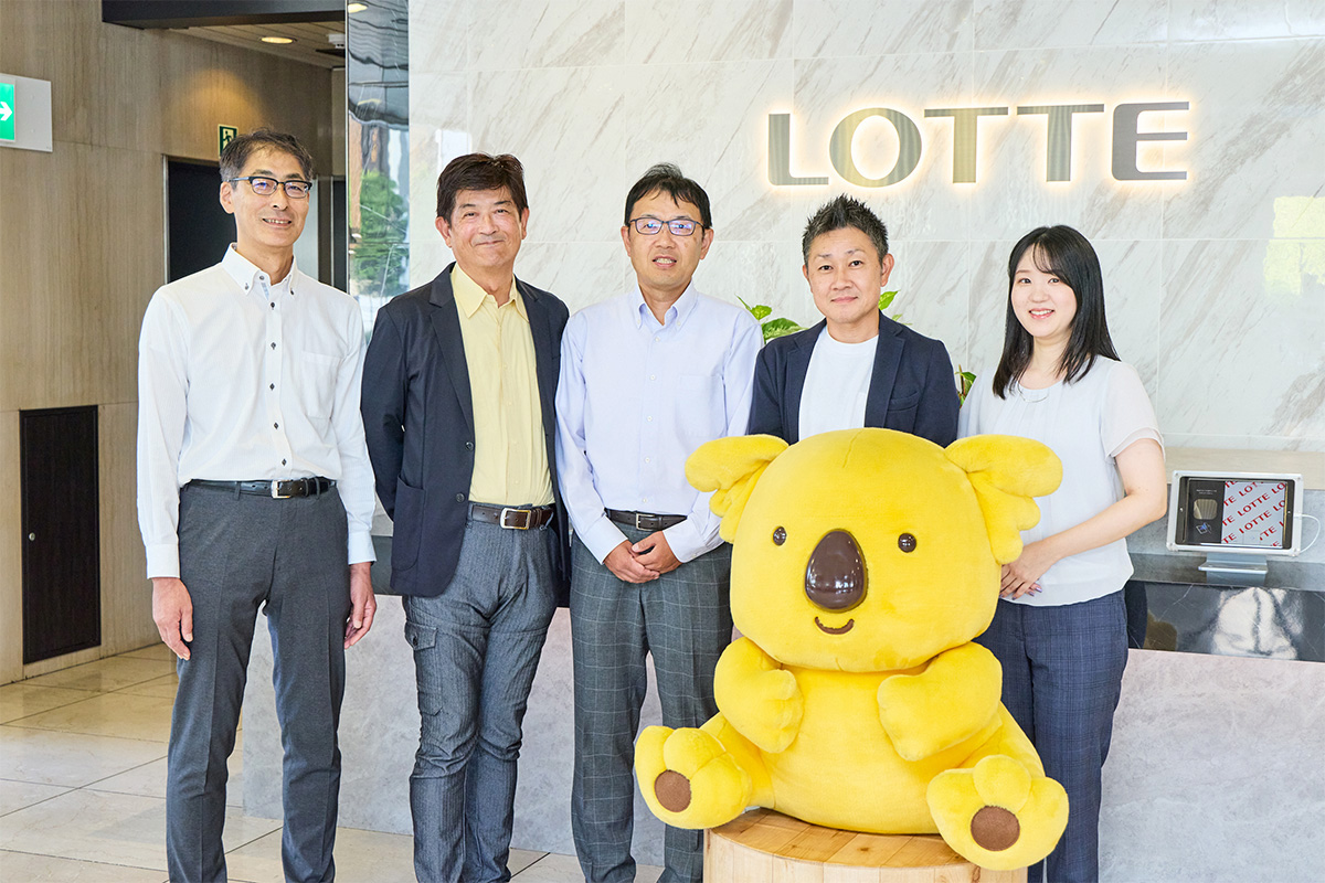当社シニアコンサルタント　辻井 伸夫（左）、チーフコンサルタント　日野原 小春（右）との一枚