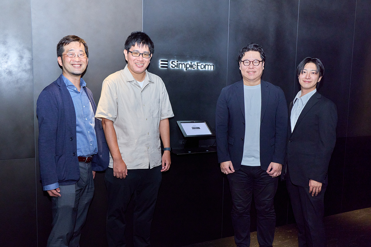 当社エグゼクティブコンサルタントの星野 靖（左）、チーフコンサルタントの大津 卓人（右）との一枚。