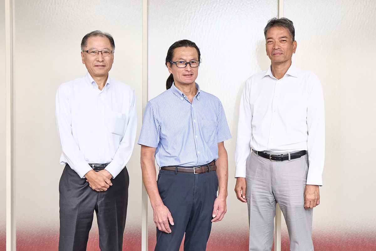 左から端山 恵介 様（生産本部危機管理推進室 シニアアドバイザー）、阪下 健作 様（生産本部危機管理推進室 グループマネージャー）、杉村 博郎 様（生産本部副本部長）